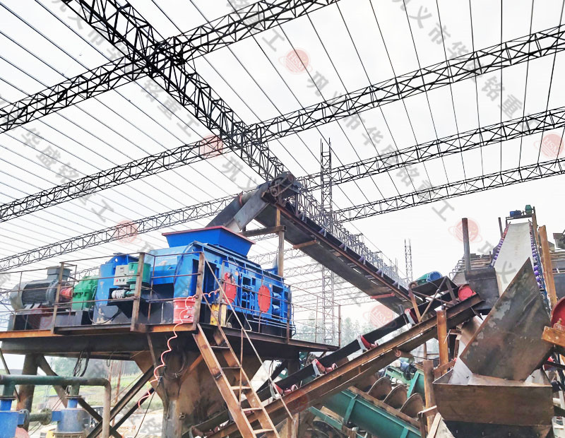 开云网页版登录入口对辊破碎机发往云南普洱制砂现场