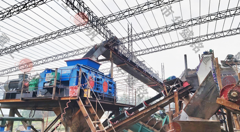 开云网页版登录入口对辊破碎机发往云南普洱制砂现场